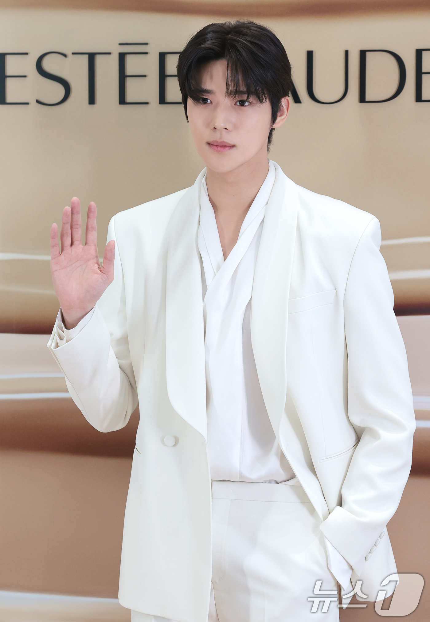 (서울=뉴스1) 권현진 기자 = 배우 문상민이 26일 서울 강남구 신세계백화점 강남점 센트럴시티 오픈스테이지에서 열린 메이크업 브랜드 에스티 로더 팝업 행사에 참석해 포즈를 취하고 …