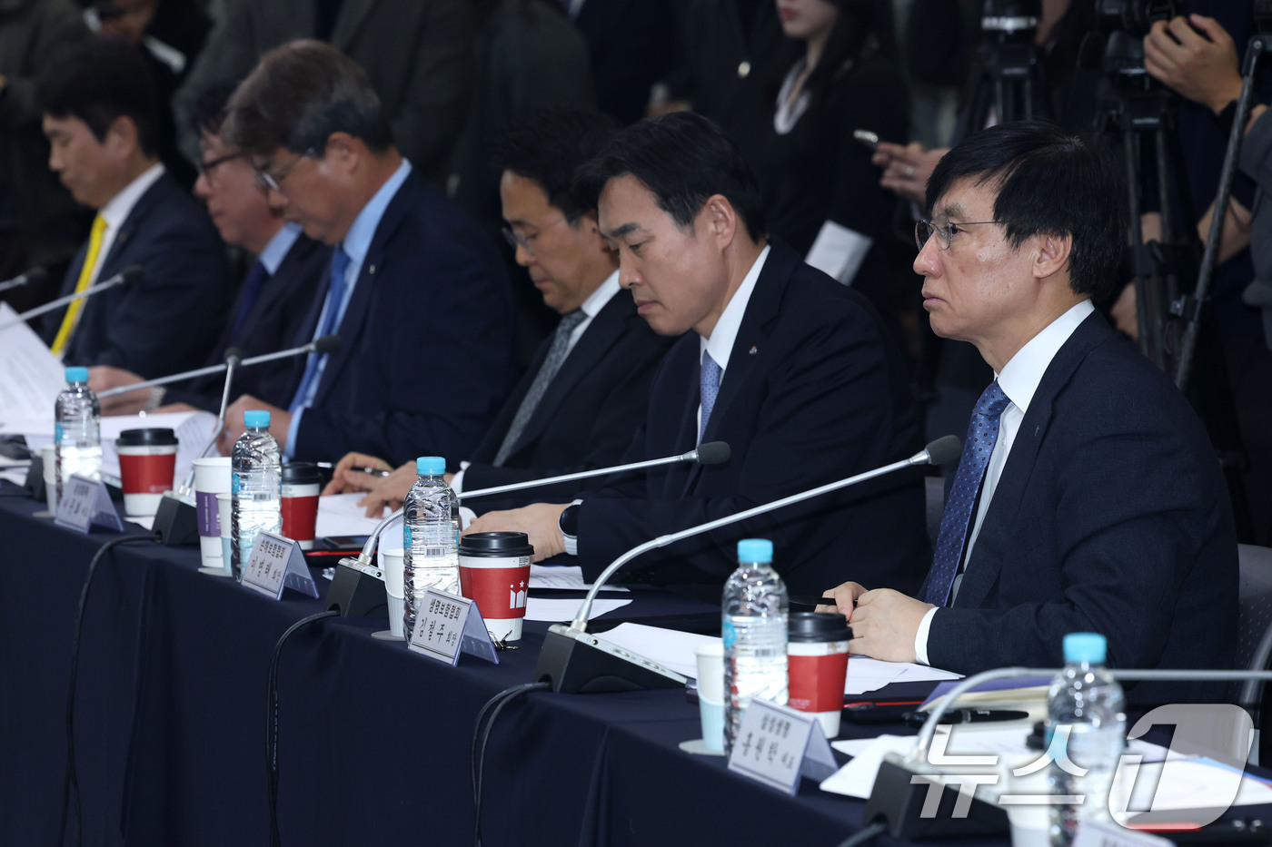 (서울=뉴스1) 이광호 기자 = 김철주 생명보험협회장을 비롯한 보험회사CEO들이 26일 오후 서울 종로구 생명보험교육문화센터에서 열린 이찬진 금융감독원장과의 간담회에서 이 금감원장 …