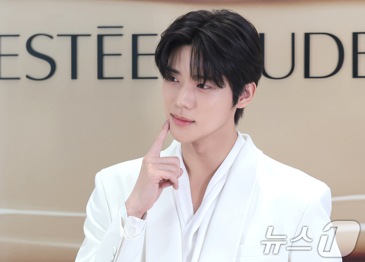 (서울=뉴스1) 권현진 기자 = 배우 문상민이 26일 서울 강남구 신세계백화점 강남점 센트럴시티 오픈스테이지에서 열린 메이크업 브랜드 에스티 로더 팝업 행사에 참석해 포즈를 취하고 …