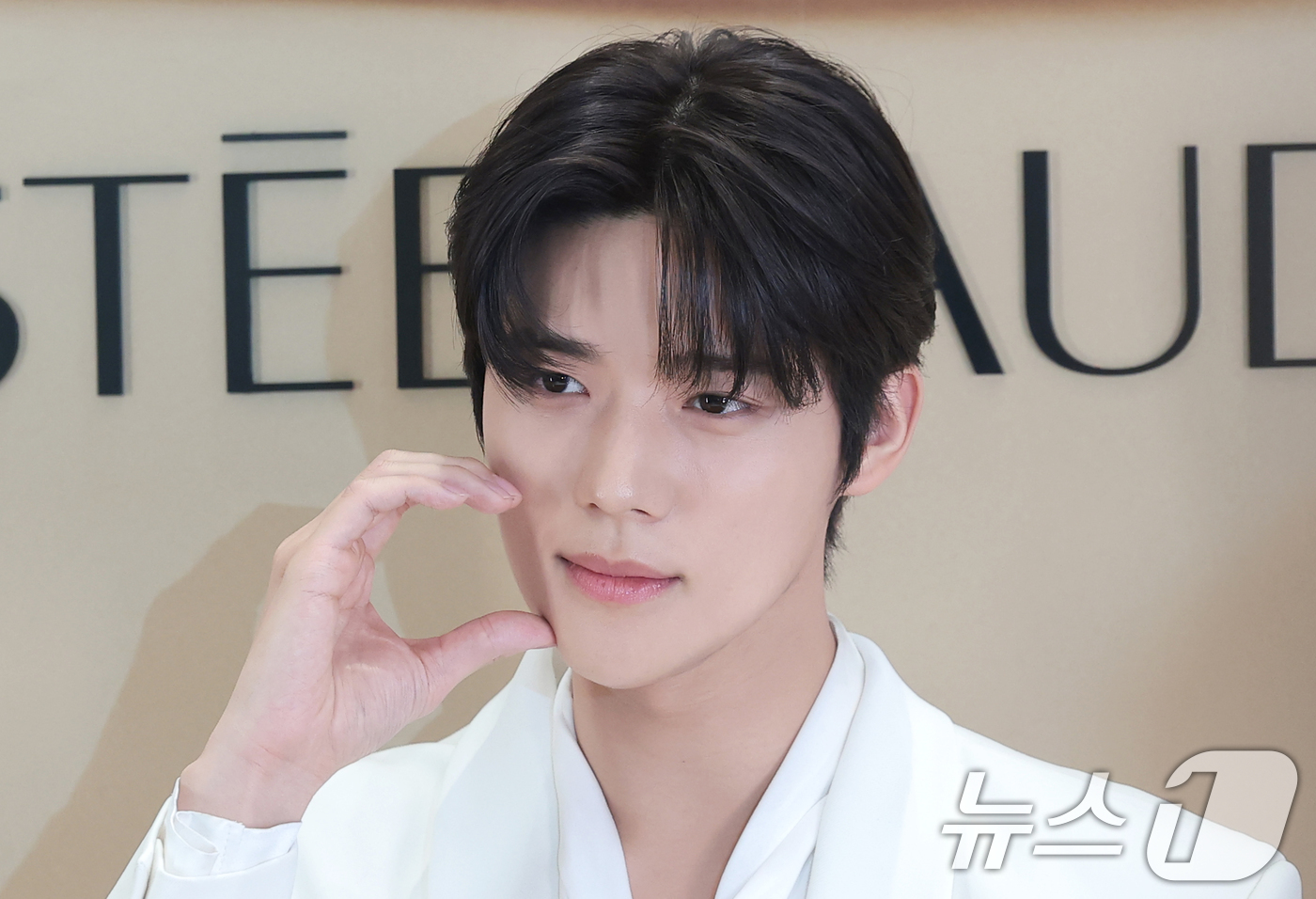 (서울=뉴스1) 권현진 기자 = 배우 문상민이 26일 서울 강남구 신세계백화점 강남점 센트럴시티 오픈스테이지에서 열린 메이크업 브랜드 에스티 로더 팝업 행사에 참석해 포즈를 취하고 …