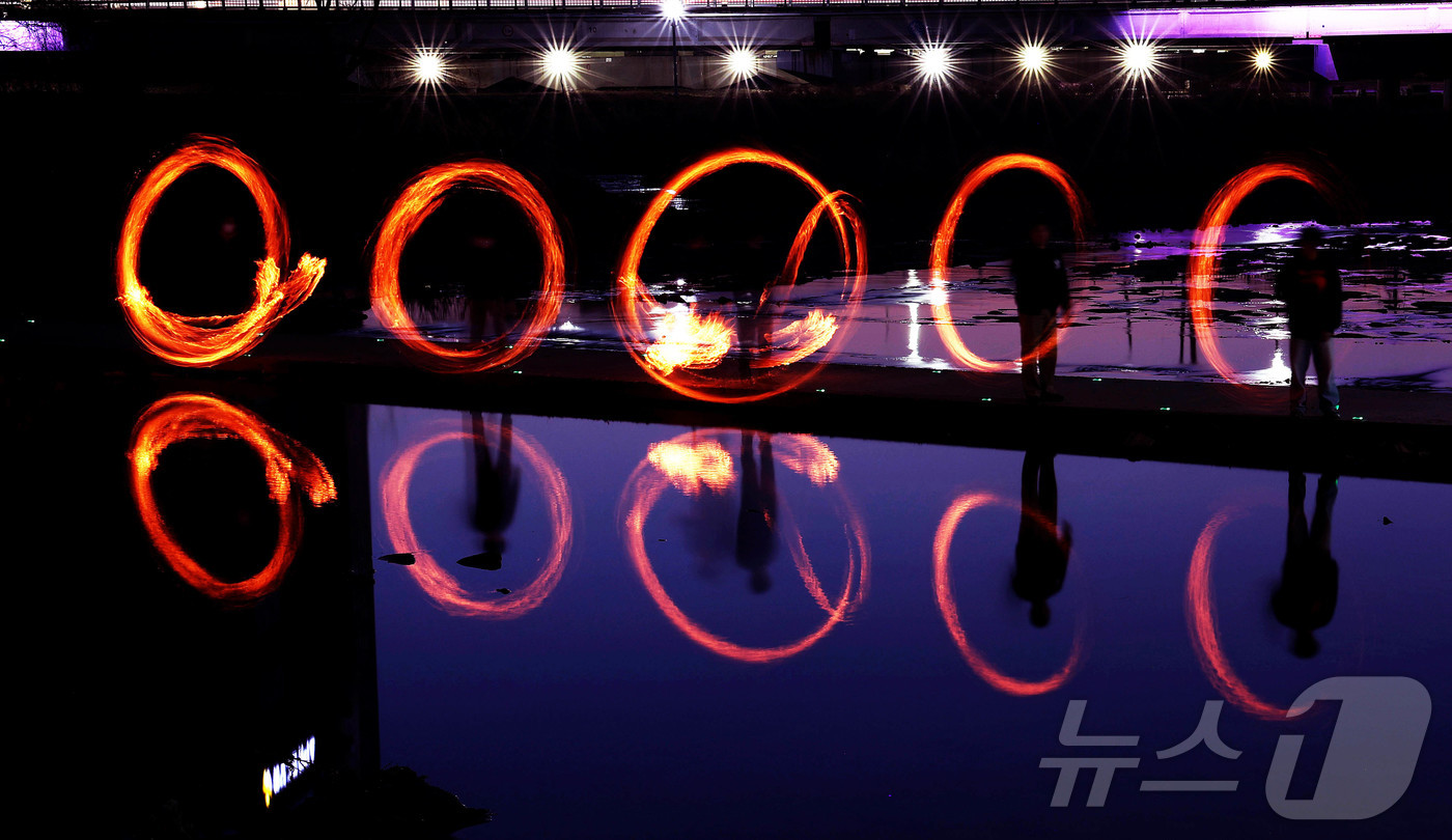 (광주=뉴스1) 박지현 기자 = 전통 명절인 정원대보름(3월3일)을 앞두고 지난 25일 광주 북구 임동 서방천에서 구청직원과 지역 주민들이 불깡통을 돌리며 쥐불놀이 체험을 하고 있 …