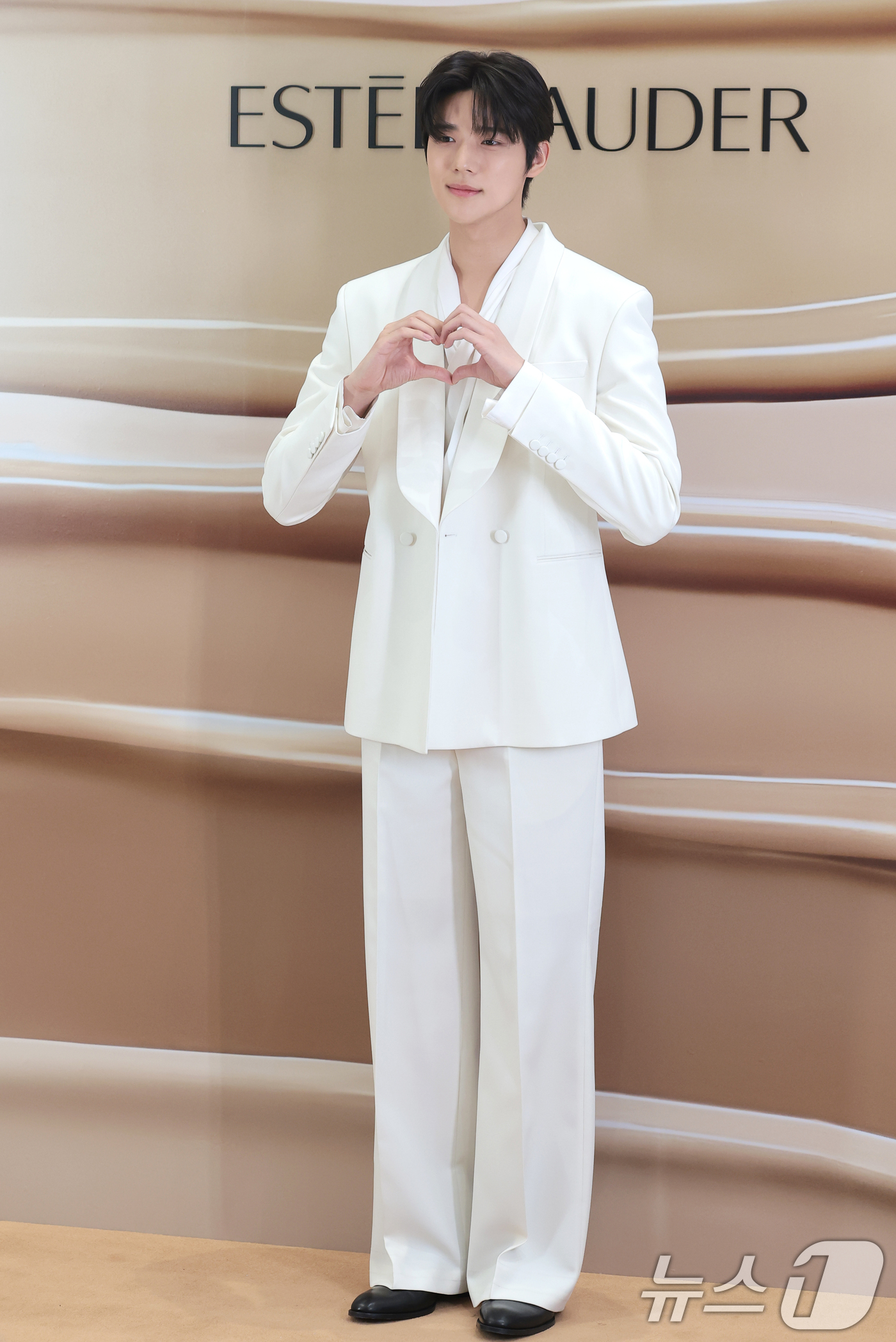 (서울=뉴스1) 권현진 기자 = 배우 문상민이 26일 서울 강남구 신세계백화점 강남점 센트럴시티 오픈스테이지에서 열린 메이크업 브랜드 에스티 로더 팝업 행사에 참석해 포즈를 취하고 …