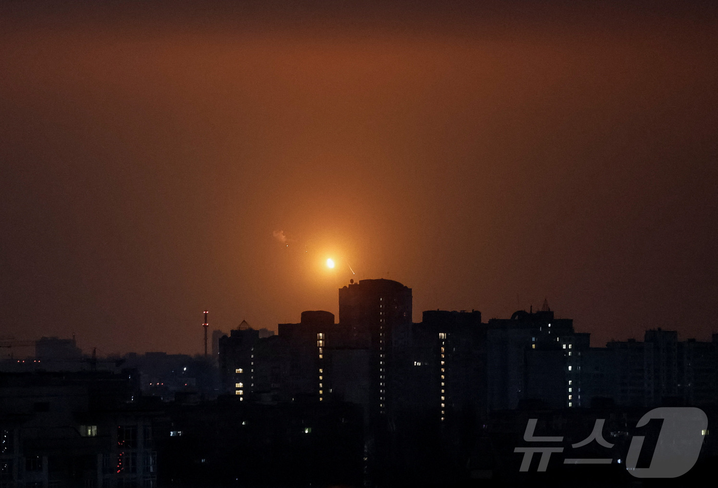 (키이우 로이터=뉴스1) 이정환 기자 = 26일(현지시간) 러시아의 우크라이나 공격이 계속되는 가운데, 우크라이나 군인들이 러시아 드론의 미사일 및 드론 공격으로 러시아 드론을 격 …