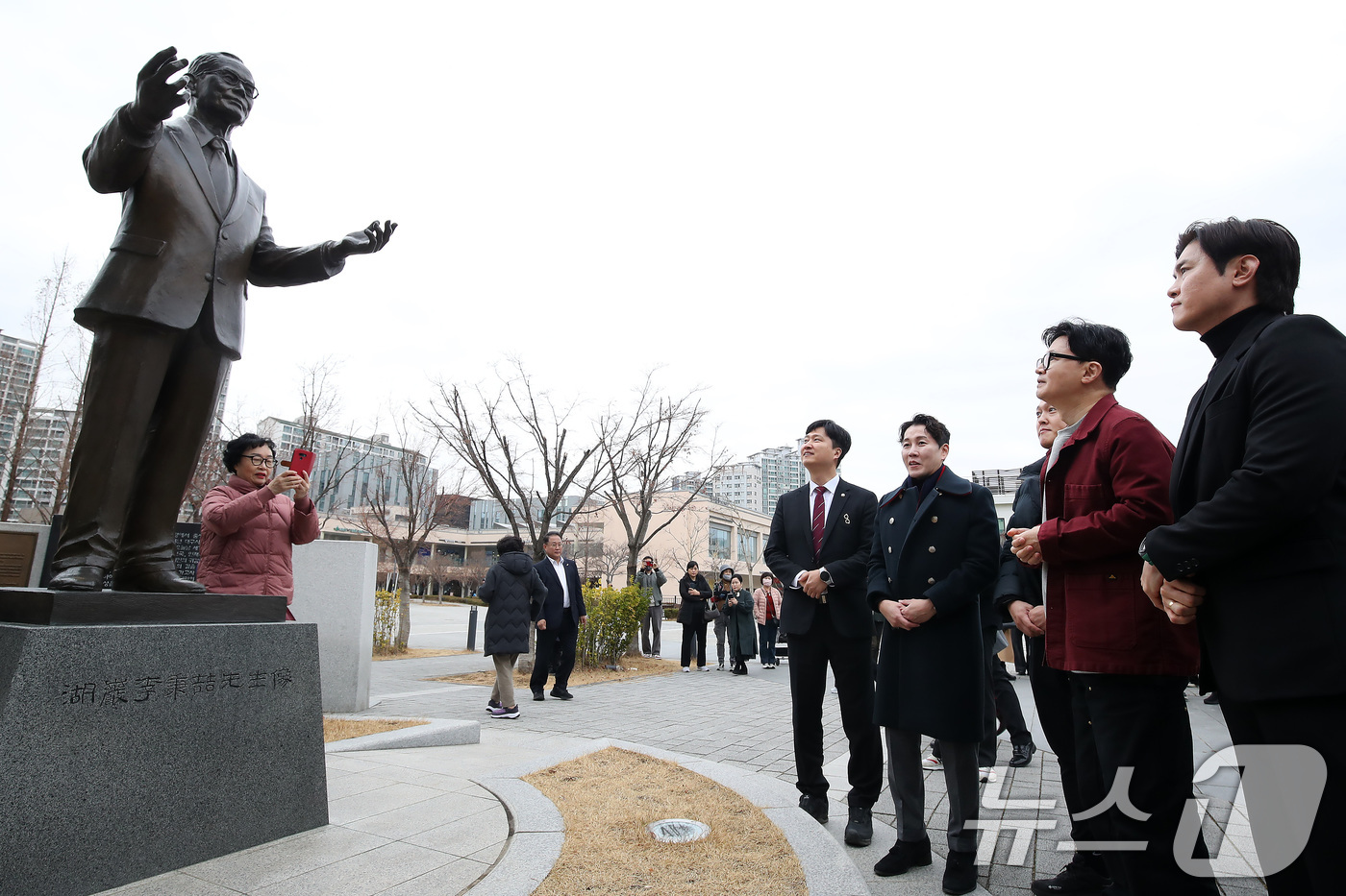 (대구=뉴스1) 공정식 기자 = 한동훈 전 국민의힘 대표가 26일 오후 대구 북구 삼성창조캠퍼스를 찾아 지역 소상공인과 삼성 창업주 호암 이병철 회장 동상 앞에서 대화하고 있다. …