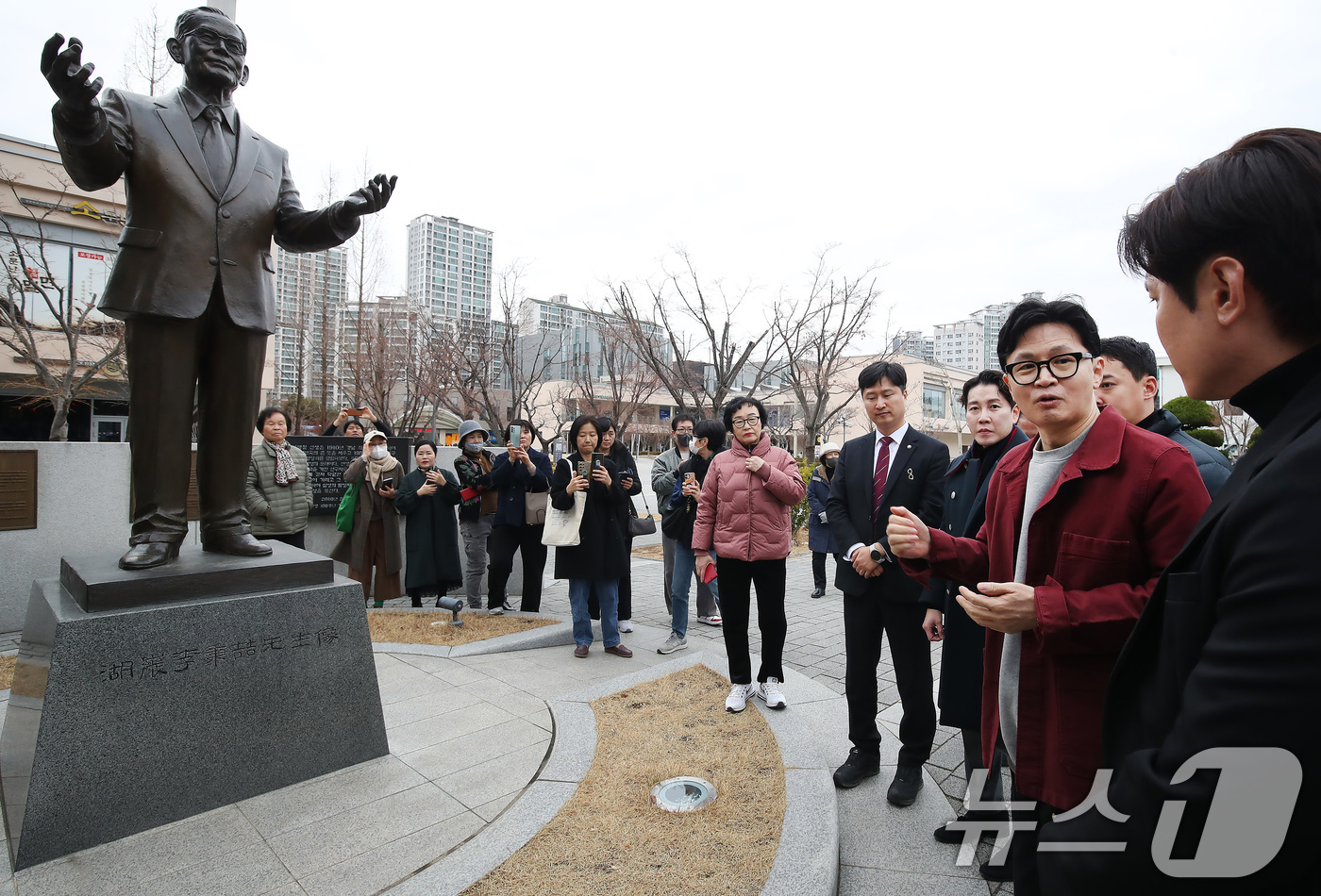 (대구=뉴스1) 공정식 기자 = 한동훈 전 국민의힘 대표가 26일 오후 대구 북구 삼성창조캠퍼스를 찾아 지역 소상공인과 삼성 창업주 호암 이병철 회장 동상 앞에서 대화하고 있다. …