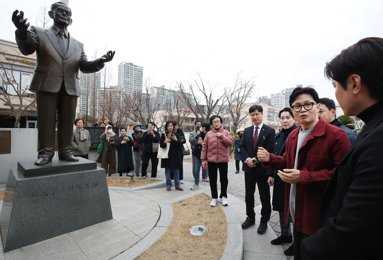 삼성 창업주 이병철 회장 동상 찾은 한동훈