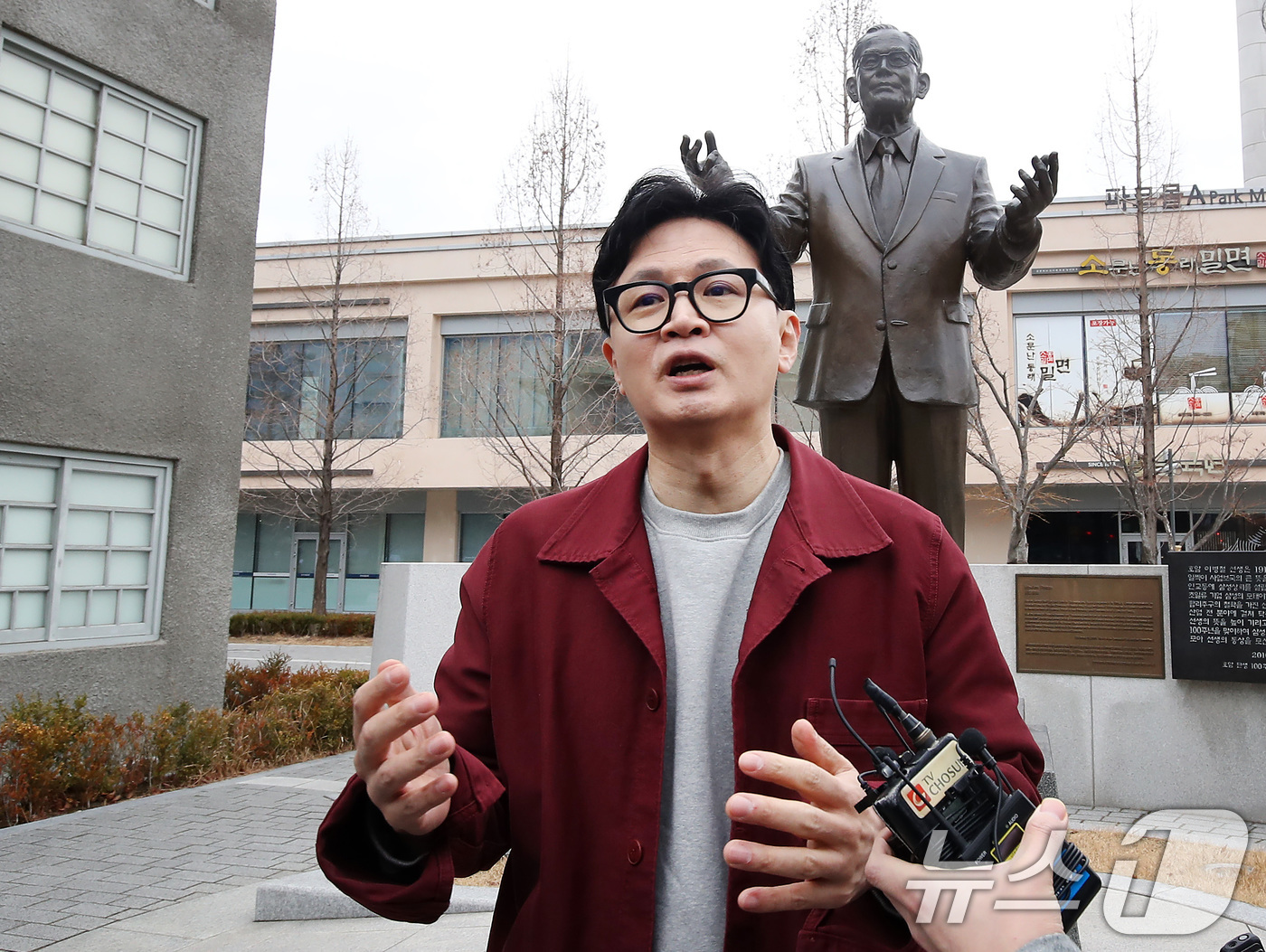 (대구=뉴스1) 공정식 기자 = 한동훈 전 국민의힘 대표가 26일 오후 대구 북구 삼성창조캠퍼스를 찾아 삼성 창업주 호암 이병철 회장 동상을 둘러본 뒤 취재진 질문에 답하고 있다. …