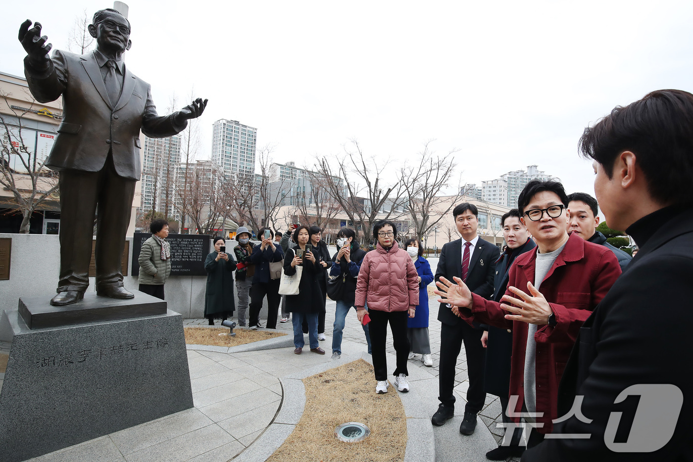 (대구=뉴스1) 공정식 기자 = 한동훈 전 국민의힘 대표가 26일 오후 대구 북구 삼성창조캠퍼스를 찾아 지역 소상공인과 삼성 창업주 호암 이병철 회장 동상 앞에서 대화하고 있다. …