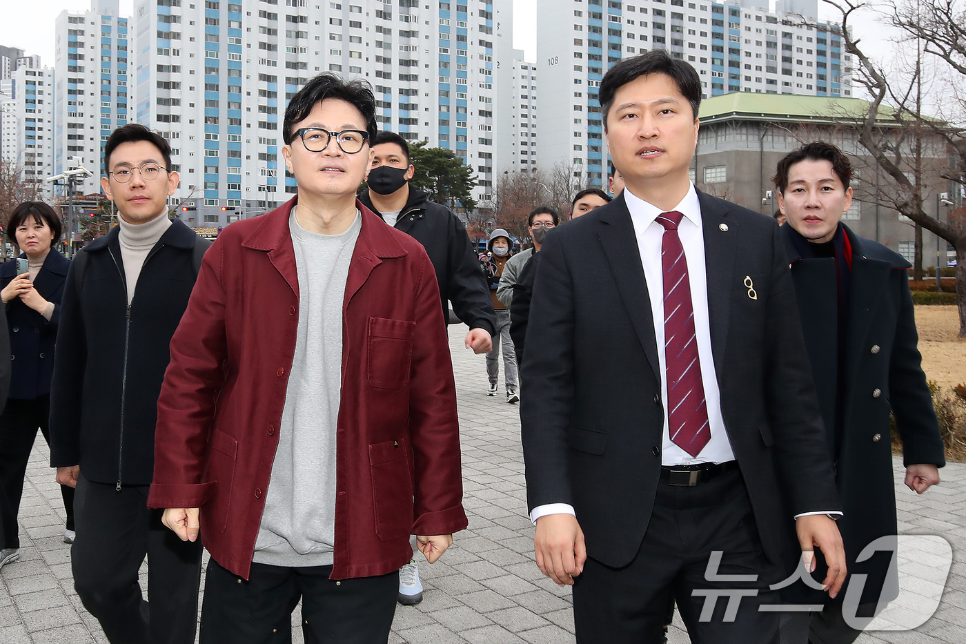 (대구=뉴스1) 공정식 기자 = 한동훈 전 국민의힘 대표(왼쪽)와 우재준 국민의힘(대구 북구갑) 의원이 26일 오후 대구 북구 삼성창조캠퍼스를 찾아 지역 소상공인과 마련된 간담회에 …