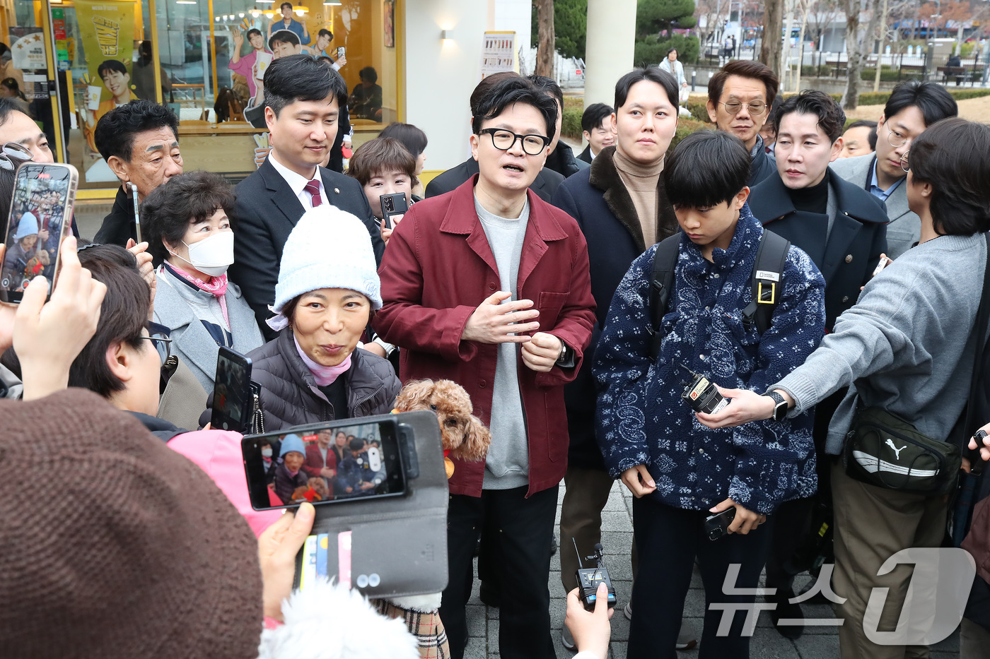 (대구=뉴스1) 공정식 기자 = 한동훈 전 국민의힘 대표(왼쪽)가 26일 오후 대구 북구 삼성창조캠퍼스를 찾아 시민들을 향해 인사말을 하고 있다. 2026.2.26/뉴스1