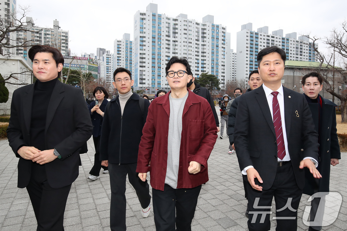 (대구=뉴스1) 공정식 기자 = 한동훈 전 국민의힘 대표(가운데)와 우재준 국민의힘(대구 북구갑·오른쪽) 의원이 26일 오후 대구 북구 삼성창조캠퍼스를 찾아 지역 소상공인과 마련된 …