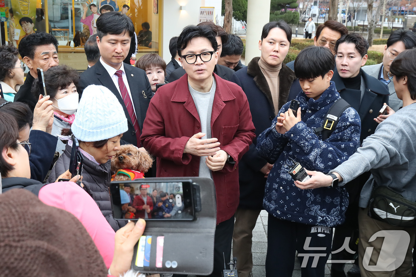 (대구=뉴스1) 공정식 기자 = 한동훈 전 국민의힘 대표(왼쪽)가 26일 오후 대구 북구 삼성창조캠퍼스를 찾아 시민들을 향해 인사말을 하고 있다. 2026.2.26/뉴스1