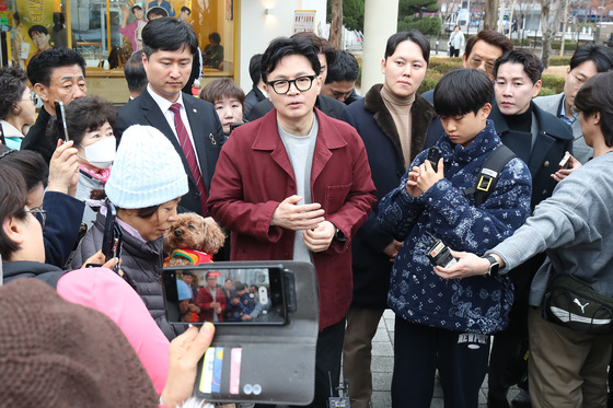 한동훈, 백의종군 요구에 "이제 와서 당권파 돕기 위해 희생하라 해"