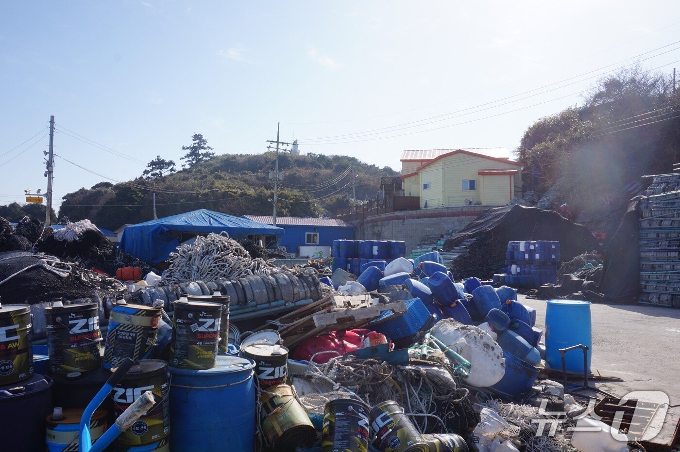 본문 이미지 -  폐어구가 어지럽게 쌓인 하구자도 물양장. 2026.2.27. 뉴스1 ⓒ News1 조영석 기자