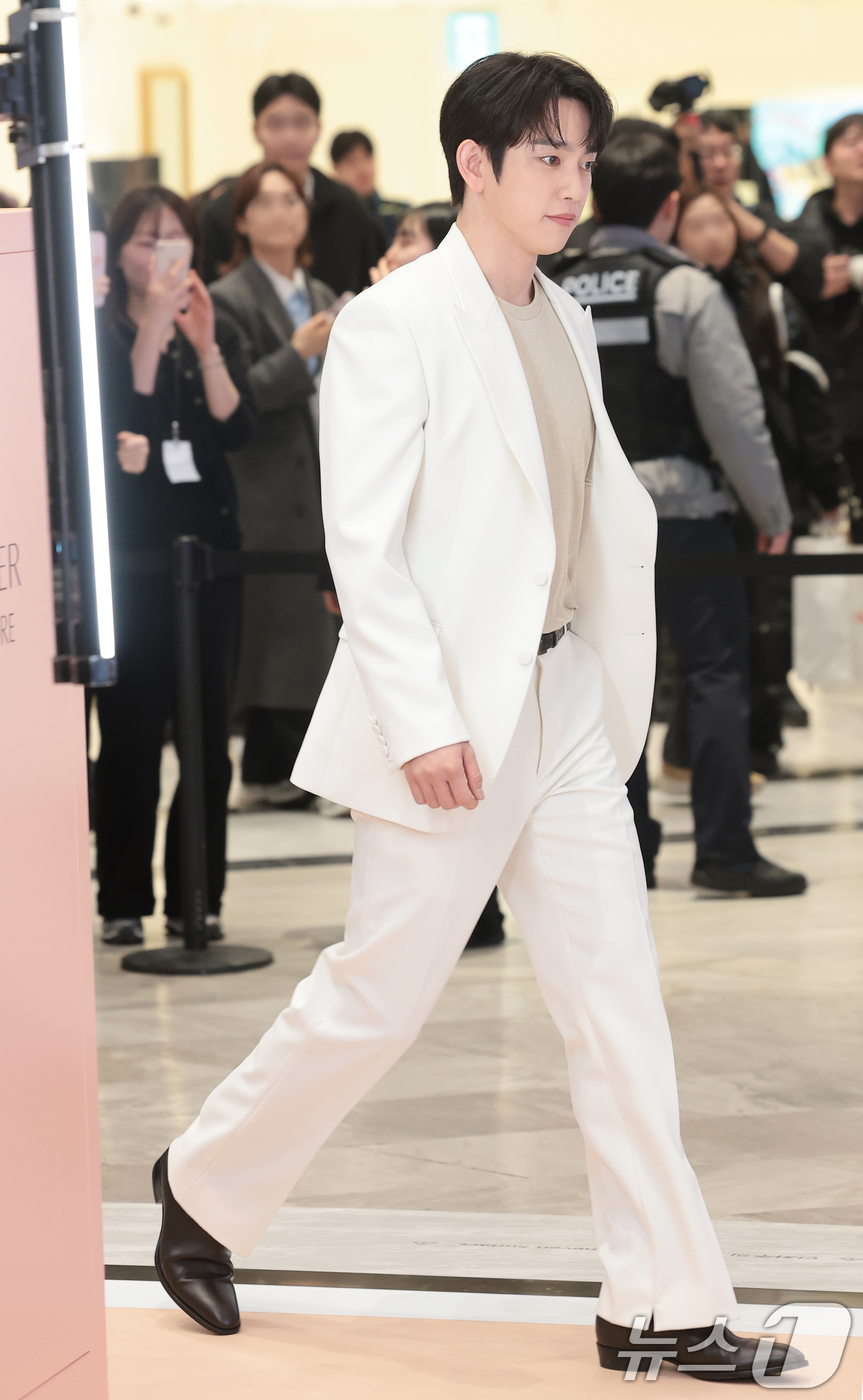 (서울=뉴스1) 권현진 기자 = 갓세븐 진영이 26일 서울 강남구 신세계백화점 강남점 센트럴시티 오픈스테이지에서 열린 메이크업 브랜드 에스티 로더 팝업 행사에 참석하고 있다. 20 …