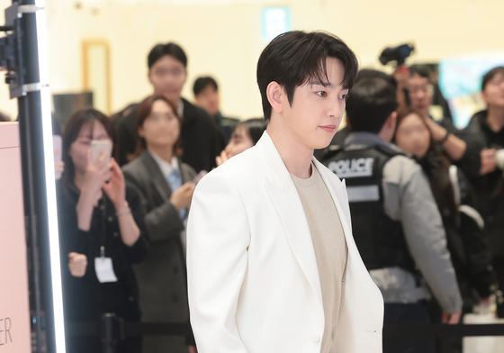 진영, 멋짐 흩날리며