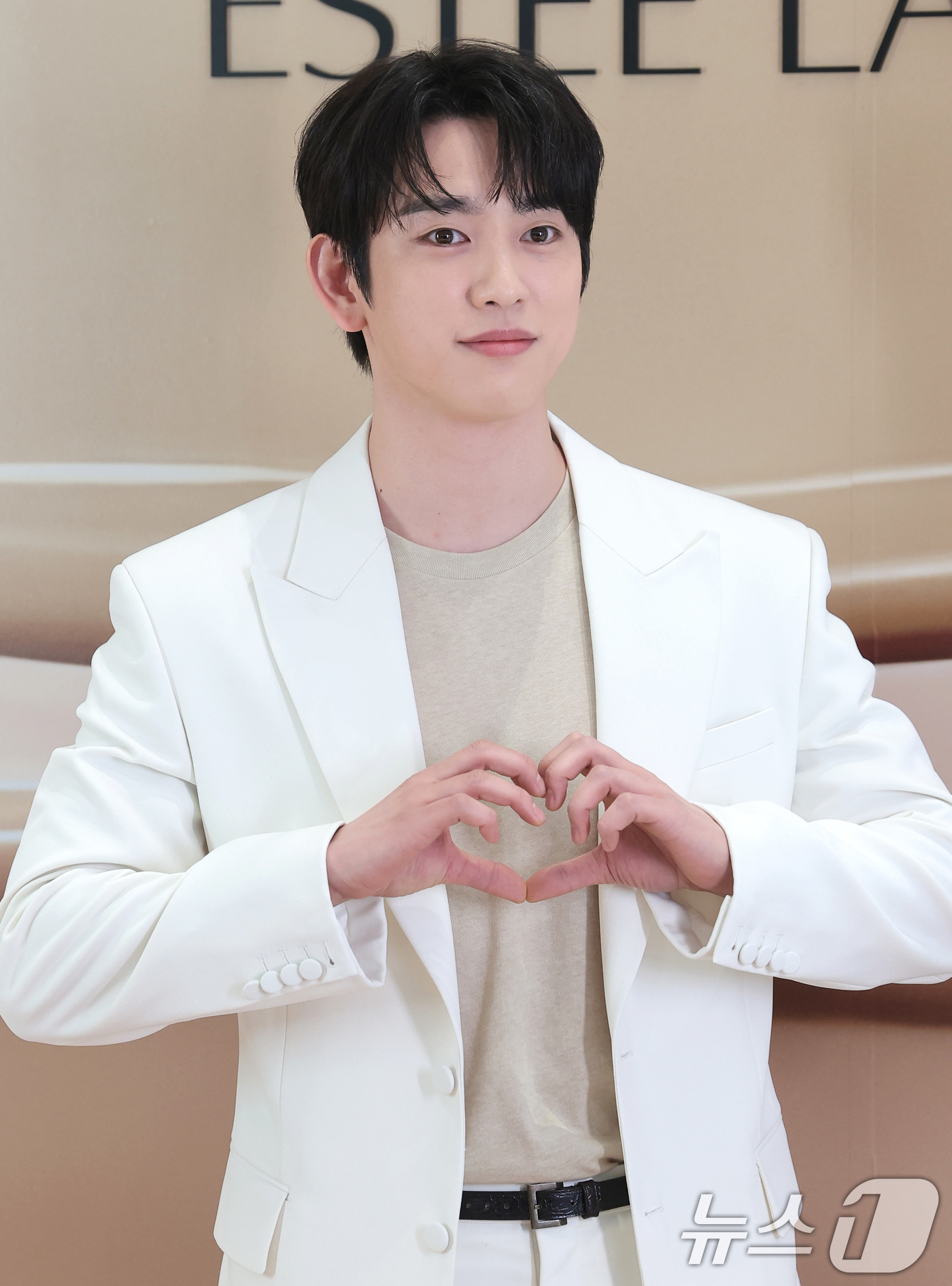 (서울=뉴스1) 권현진 기자 = 갓세븐 진영이 26일 서울 강남구 신세계백화점 강남점 센트럴시티 오픈스테이지에서 열린 메이크업 브랜드 에스티 로더 팝업 행사에 참석해 포즈를 취하고 …