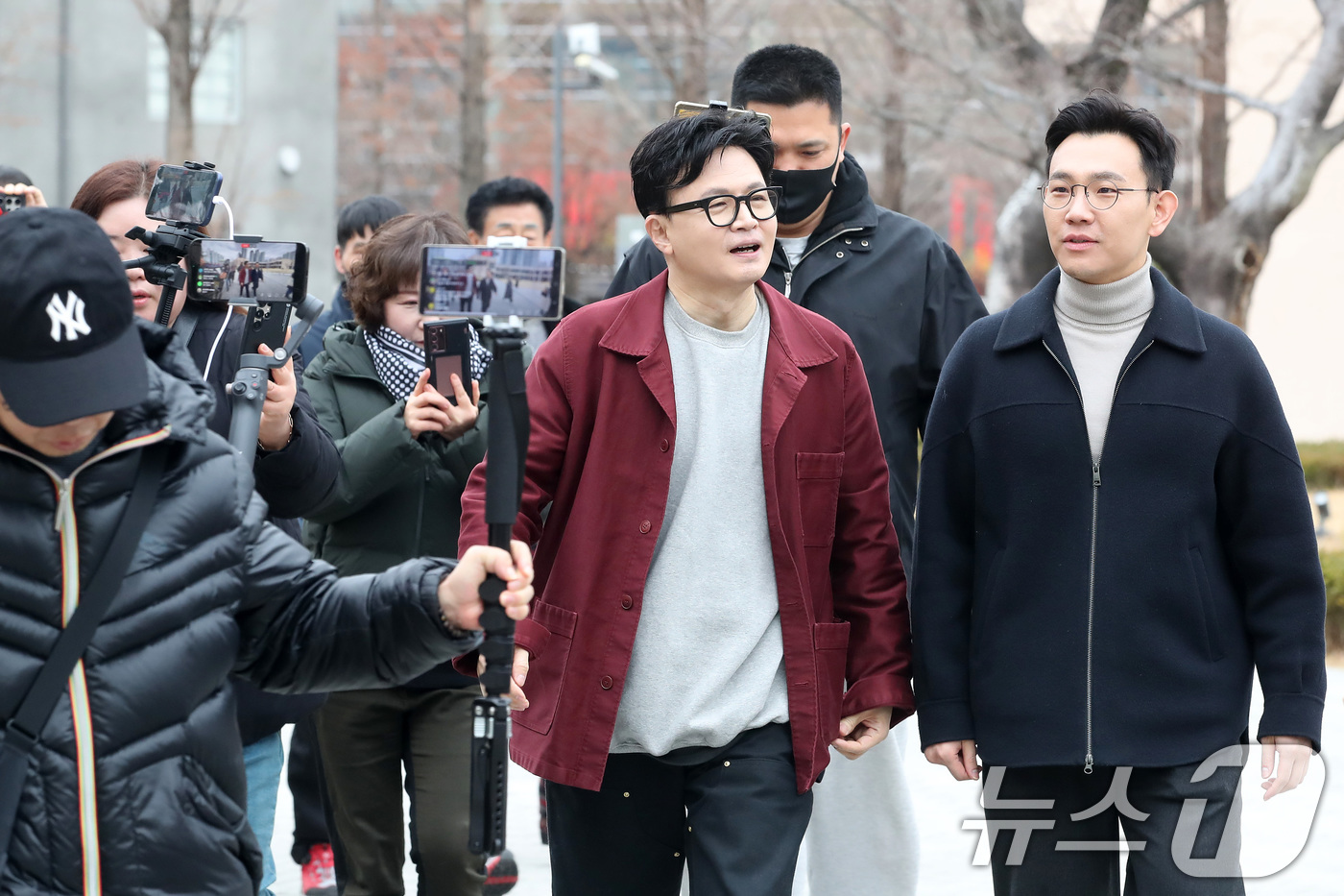 (대구=뉴스1) 공정식 기자 = 한동훈 전 국민의힘 대표가 26일 오후 대구 북구 삼성창조캠퍼스를 찾아 지역 소상공인과 예정된 식사 장소로 이동하고 있다. 2026.2.26/뉴스1 …