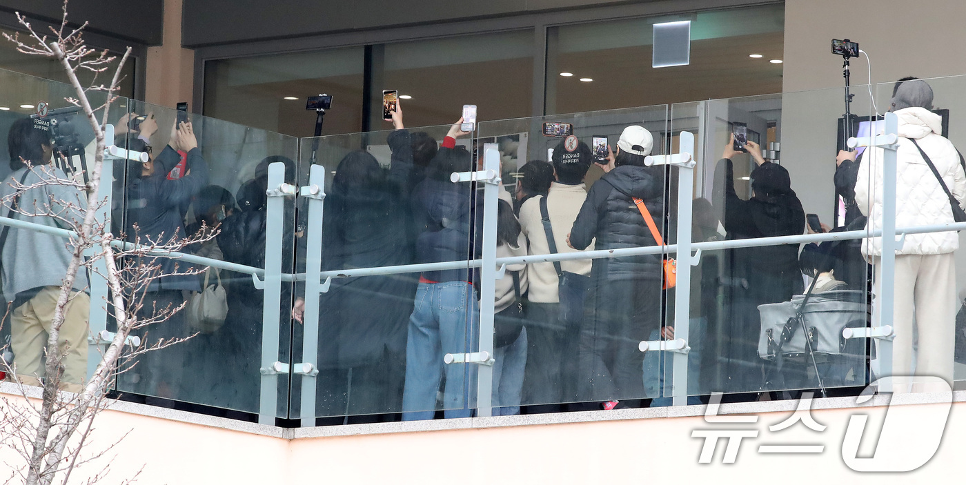 (대구=뉴스1) 공정식 기자 = 26일 오후 한동훈 전 국민의힘 대표가 대구 북구 삼성창조캠퍼스를 찾아 지역 소상공인과 식사한다는 소식이 전해지자 음식점 앞에 인파가 몰리고 있다. …