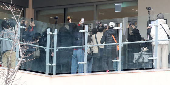 한동훈 방문 소식에 음식점 앞 북새통