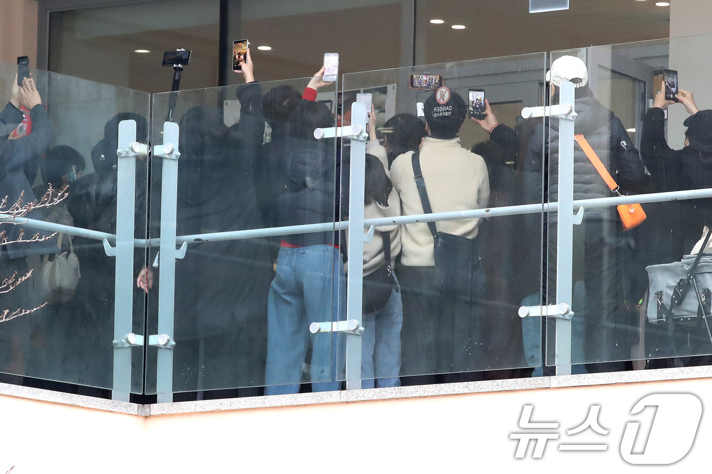 (대구=뉴스1) 공정식 기자 = 26일 오후 한동훈 전 국민의힘 대표가 대구 북구 삼성창조캠퍼스를 찾아 지역 소상공인과 식사한다는 소식이 전해지자 음식점 앞에 인파가 몰리고 있다. …