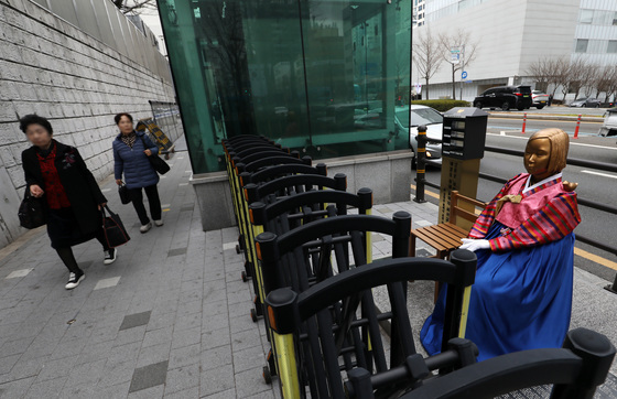 3·1절 앞두고 전통 한복 입혀진 평화의소녀상