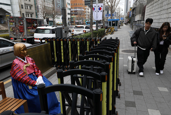 3·1절 앞두고 전통 한복 입혀진 평화의소녀상