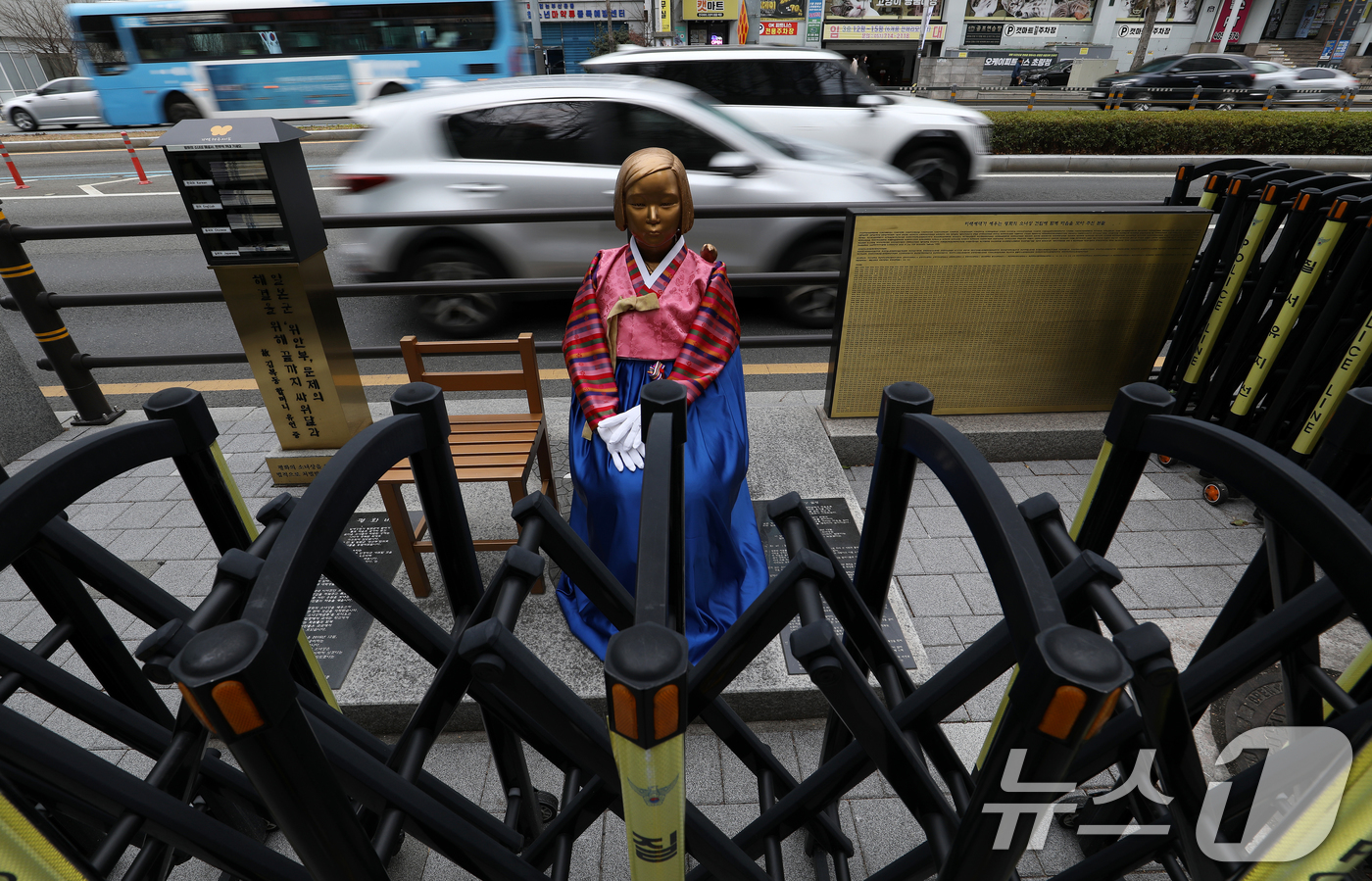 (부산=뉴스1) 윤일지 기자 = 3·1절을 사흘 앞둔 26일 부산 동구 일본영사관 앞에 있는 평화의소녀상에 전통 한복이 입혀져 있다. 2026.2.26/뉴스1