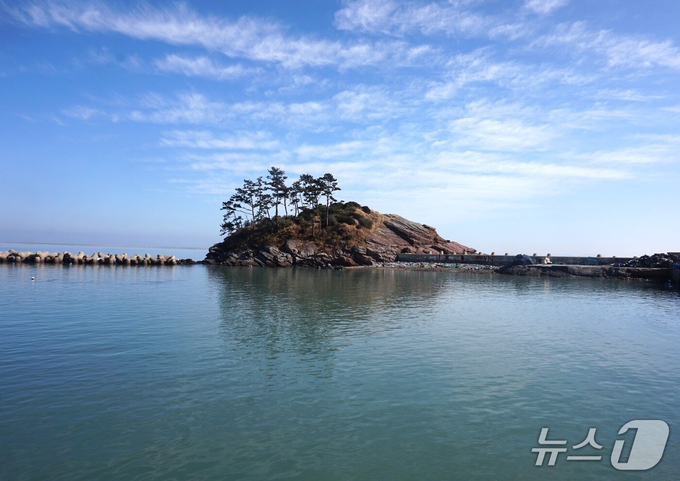 본문 이미지 - 하구자도와 방파제로 이어진 바위섬.  2026.2.27. 뉴스1 ⓒ News1 조영석 기자