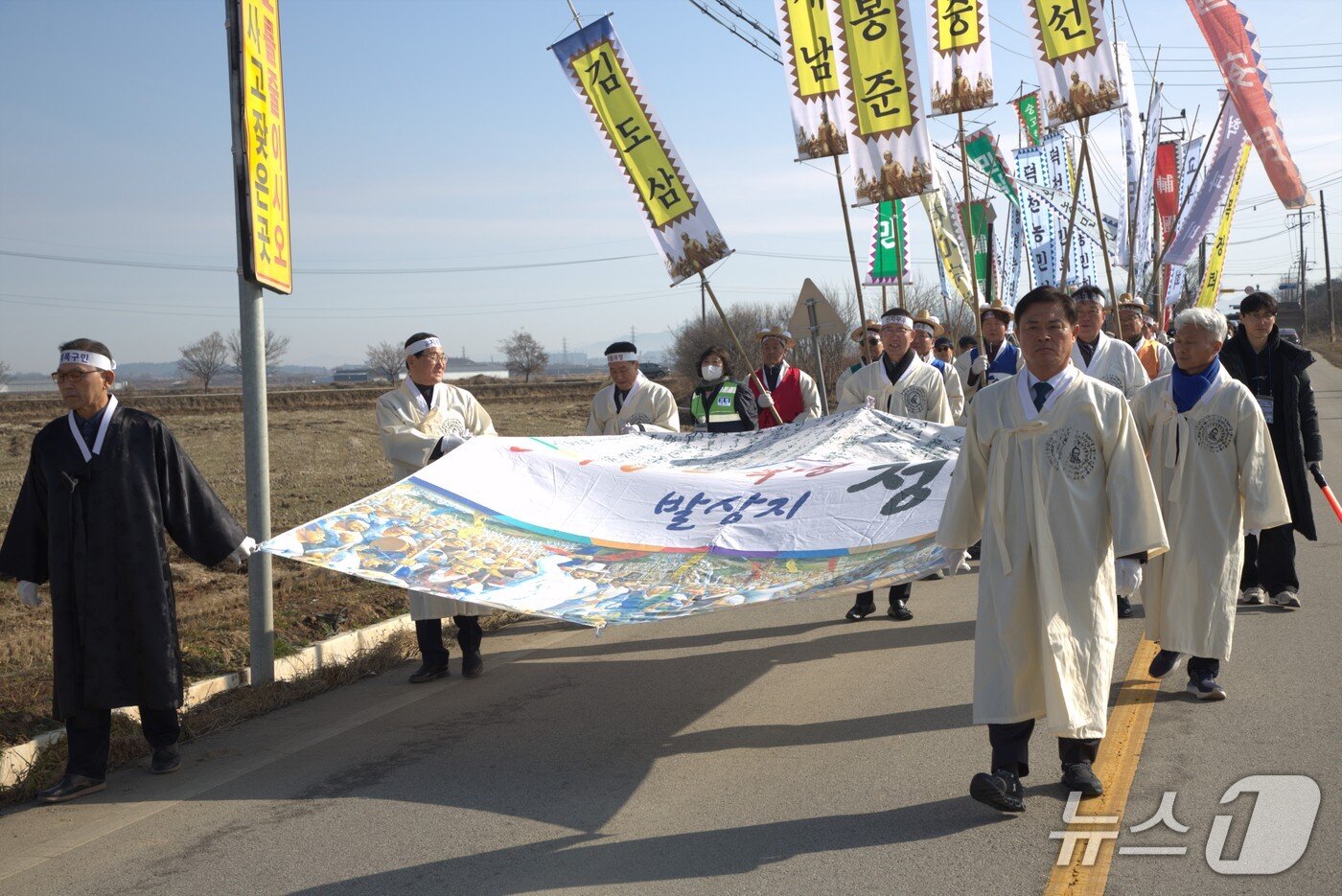 본문 이미지 -  26일 전북 정읍시 이평면과 고부면 일원에서 '고부봉기' 재현행사가 열린 가운데 이학수 정읍시장과 (사)동학농민혁명 고부봉기 기념사업회 관계자, 주민 등이 행사에 직접 참여하고 있다.(정읍시 제공. 재판매 및 DB금지)/뉴스1 