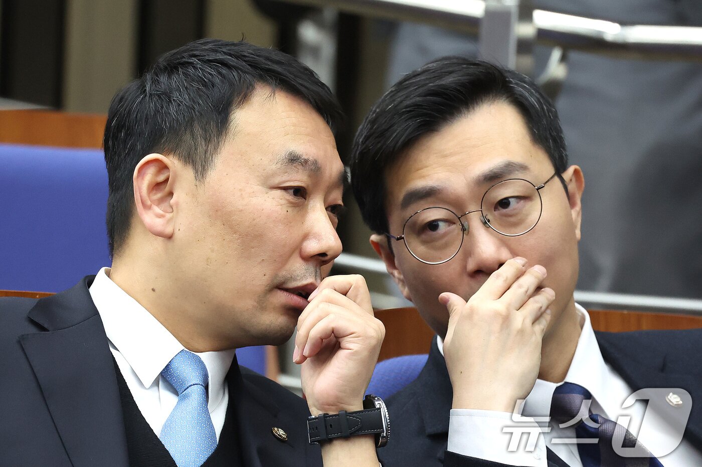 본문 이미지 - 김용민·장경태 더불어민주당 법제사법위원이 지난달 26일 서울 여의도 국회에서 열린 의원총회에서 대화하고 있다. 2026.2.26 ⓒ 뉴스1 신웅수 기자