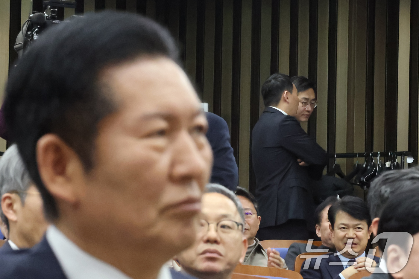 (서울=뉴스1) 신웅수 기자 = 김용민·장경태 더불어민주당 법제사법위원이 26일 서울 여의도 국회에서 열린 의원총회에서 대화하고 있다. 2026.2.26/뉴스1