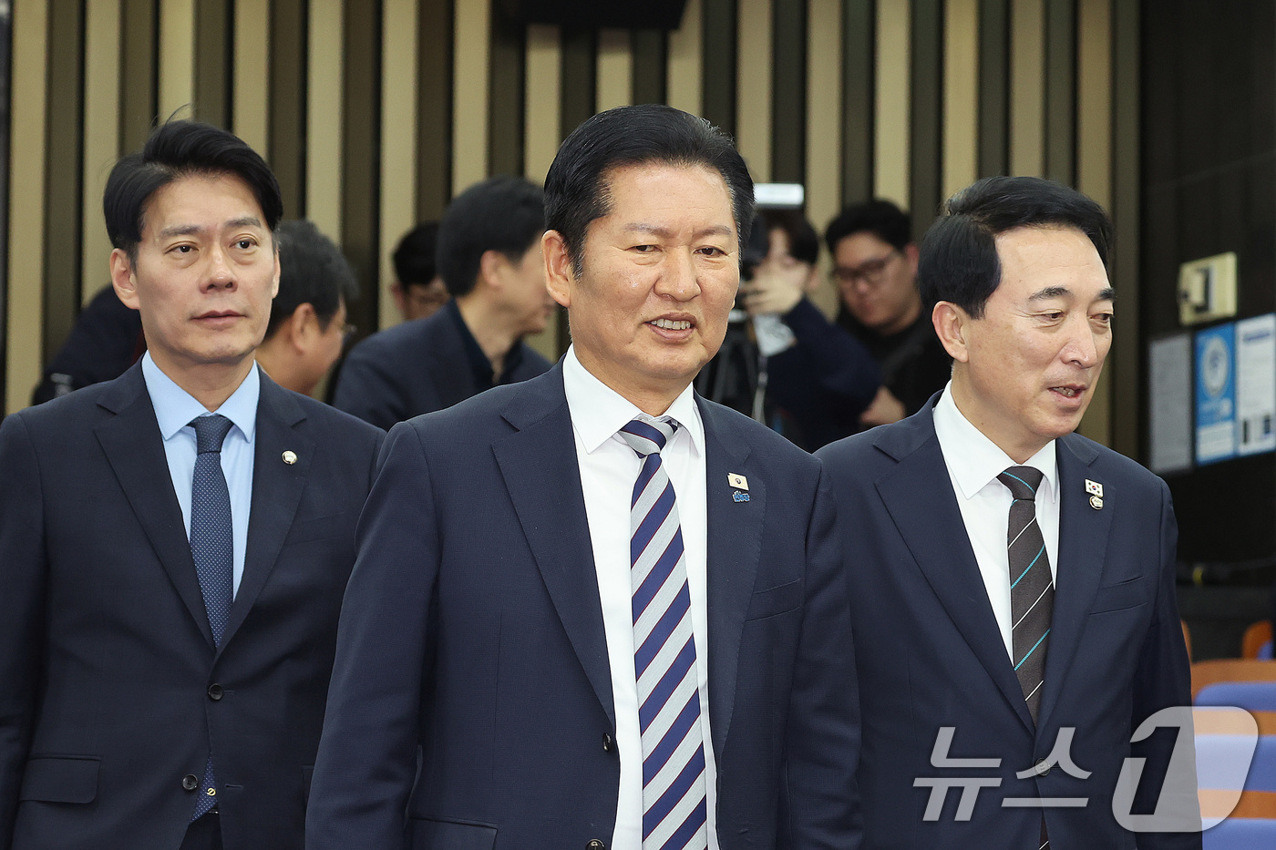 (서울=뉴스1) 신웅수 기자 = 정청래 더불어민주당 대표가 26일 서울 여의도 국회에서 열린 의원총회에 참석하고 있다. 2026.2.26/뉴스1