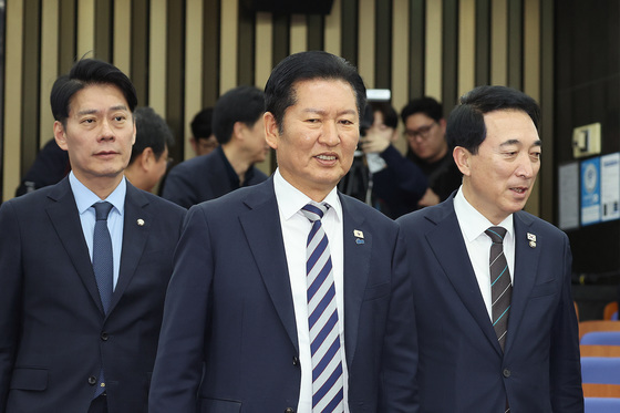 의원총회 참석하는 정청래 대표