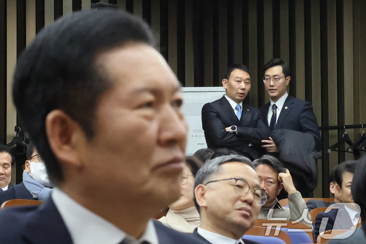 (서울=뉴스1) 신웅수 기자 = 김용민·장경태 더불어민주당 법제사법위원이 26일 서울 여의도 국회에서 열린 의원총회에서 정청래 대표를 바라보며 대화하고 있다. 2026.2.26/뉴 …