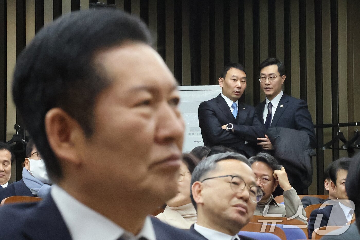 본문 이미지 - 김용민·장경태 더불어민주당 법제사법위원이 26일 서울 여의도 국회에서 열린 의원총회에서 정청래 대표를 바라보며 대화하고 있다. 2026.2.26 ⓒ 뉴스1 신웅수 기자