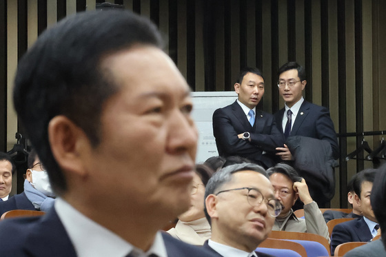 의원총희 속 법사위원들의 대화