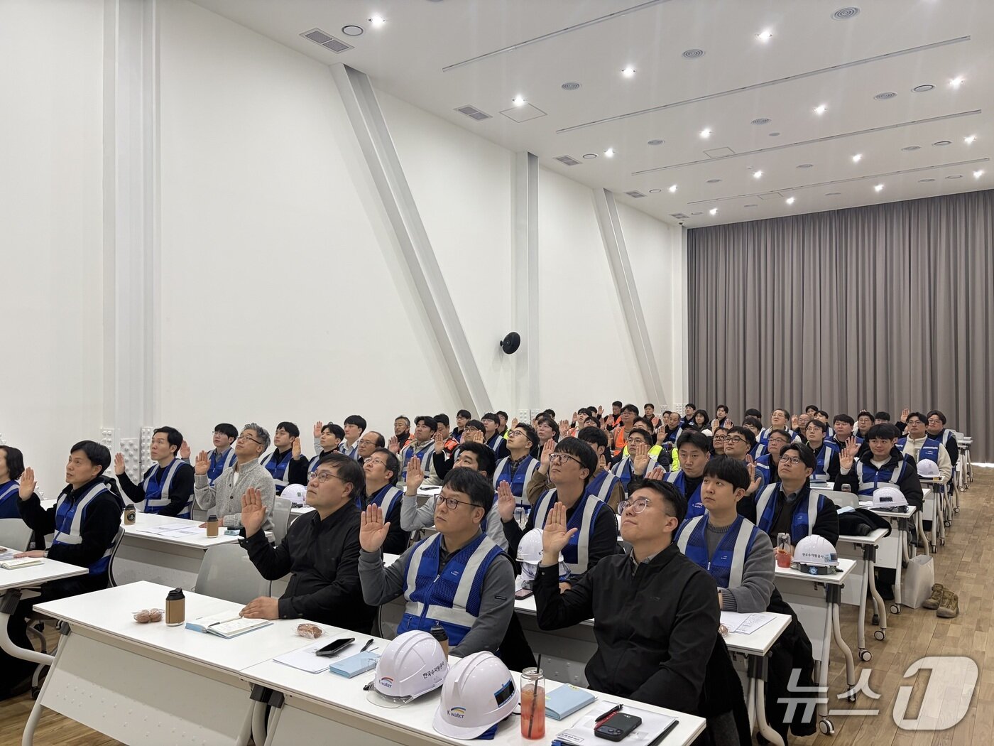 본문 이미지 - '2026년 안전·청렴 실천 결의대회'.(한국수자원공사 한강유역협력단 제공. 재판매 및 DB금지)/뉴스1