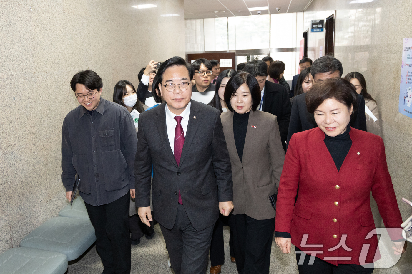 (서울=뉴스1) 이승배 기자 = 송언석 국민의힘 원내대표가 26일 서울 여의도 국회에서 의원총회가 열리는 예결위 회의장으로 향하고 있다. 2026.2.26/뉴스1