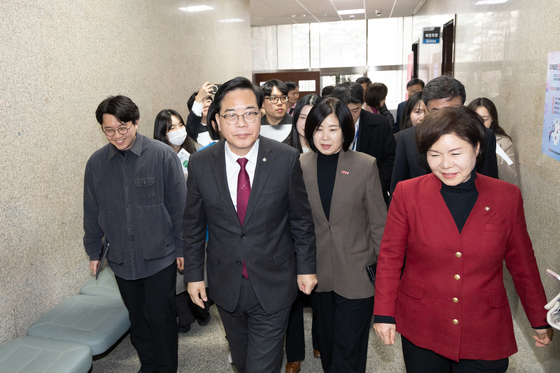 '재신임' 의원총회장 향하는 송언석 국민의힘 원내대표