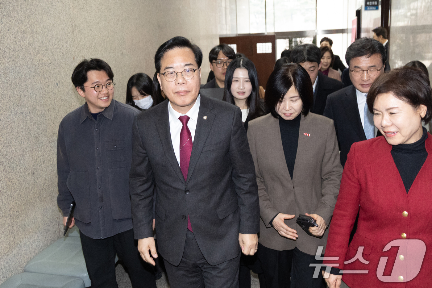 (서울=뉴스1) 이승배 기자 = 송언석 국민의힘 원내대표가 26일 서울 여의도 국회에서 의원총회가 열리는 예결위 회의장으로 향하고 있다. 2026.2.26/뉴스1