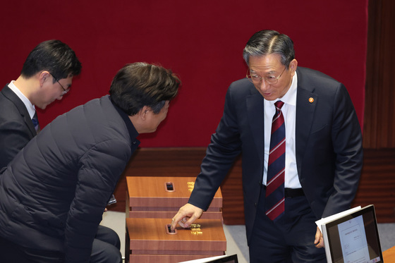 '법왜곡죄 신설·간첩죄 확대' 법안 범여권 주도 본회의 통과