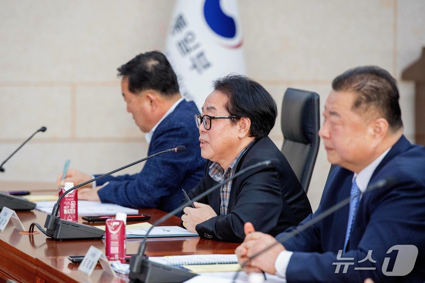 본문 이미지 - 26일 서울 종로구 통일부 남북회담 본부에서 열린 제1회 접경지역 평화안전 연석회의에 참석한 최상기 인제군수가 접경지의 안정적 관리와 주민 안전을 위한 협력 방안에 대해 발언하고 있다. 2026.02.26(인제군 제공. 재판매 및 DB금지)/뉴스1