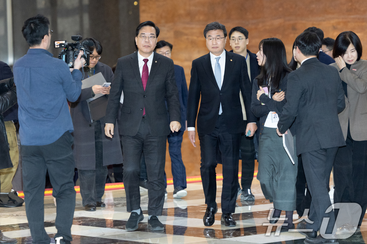 (서울=뉴스1) 이승배 기자 = 송언석 국민의힘 원내대표가 26일 서울 여의도 국회에서 의원총회가 열리는 예결위 회의장으로 향하고 있다. 2026.2.26/뉴스1