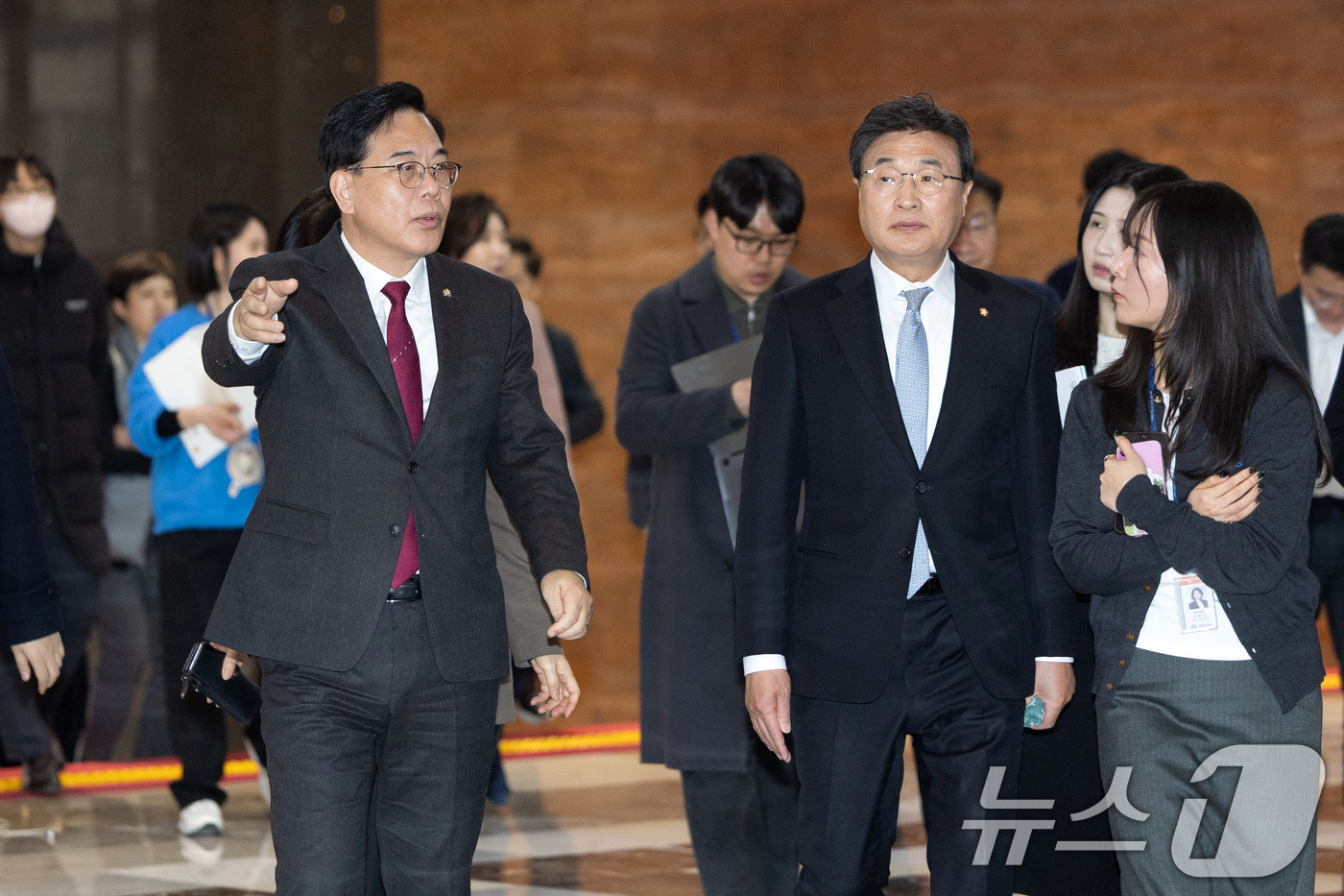 (서울=뉴스1) 이승배 기자 = 송언석 국민의힘 원내대표가 26일 서울 여의도 국회에서 의원총회가 열리는 예결위 회의장으로 향하고 있다. 2026.2.26/뉴스1