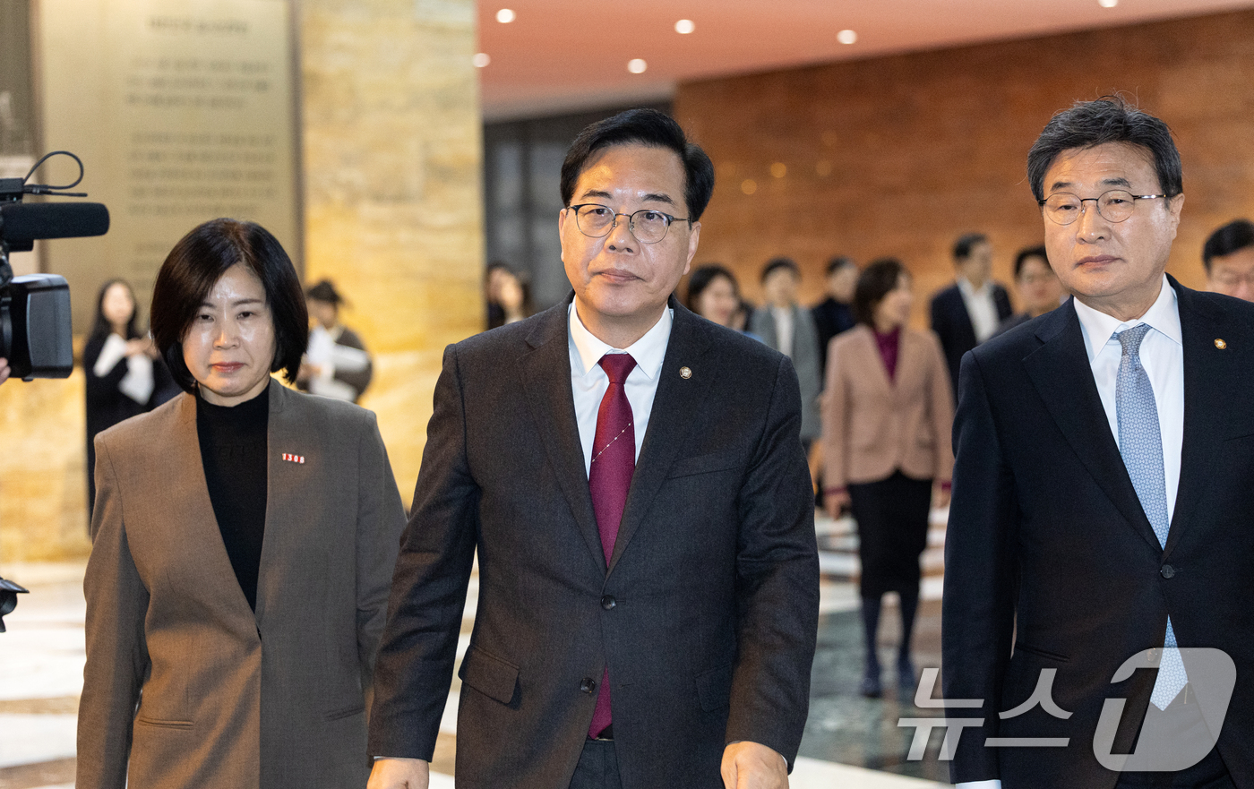 (서울=뉴스1) 이승배 기자 = 송언석 국민의힘 원내대표가 26일 서울 여의도 국회에서 의원총회가 열리는 예결위 회의장으로 향하고 있다. 2026.2.26/뉴스1