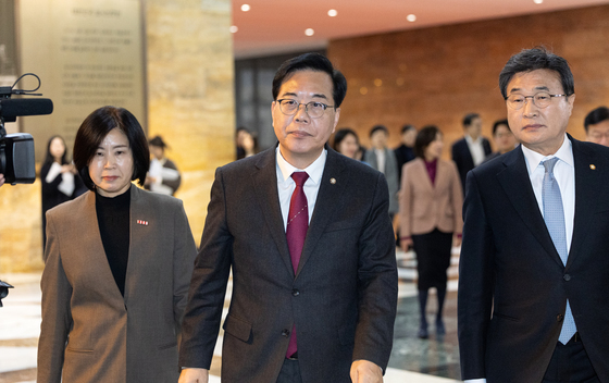 사퇴 의사 밝혔던 송언석 원내대표 '재신임'