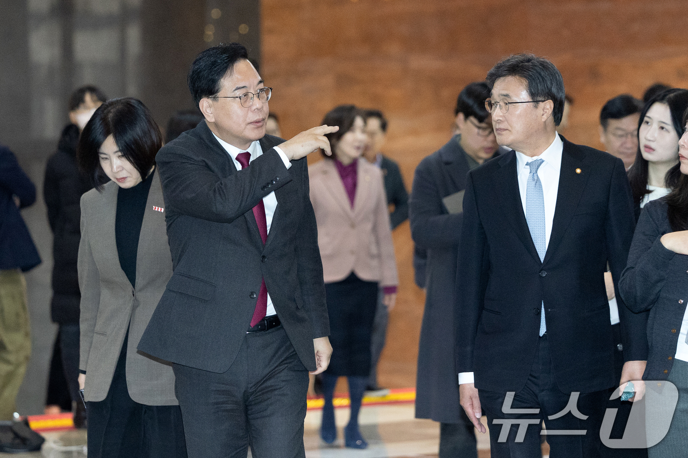 (서울=뉴스1) 이승배 기자 = 송언석 국민의힘 원내대표가 26일 서울 여의도 국회에서 의원총회가 열리는 예결위 회의장으로 향하고 있다. 2026.2.26/뉴스1