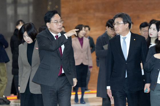 의원총회 참석하는 송언석 원내대표