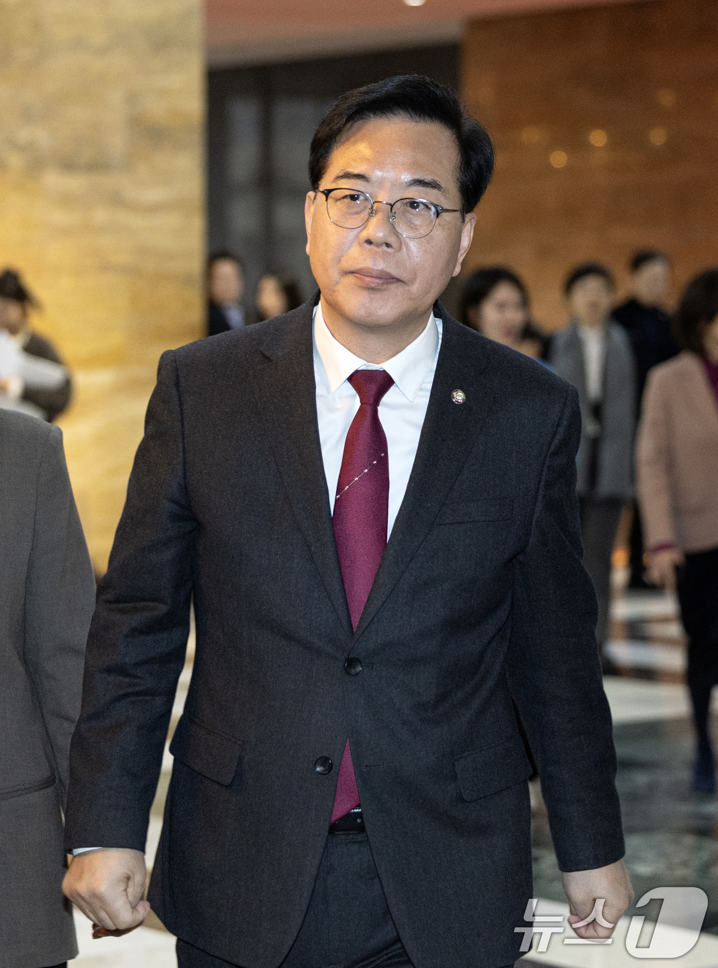 (서울=뉴스1) 이승배 기자 = 송언석 국민의힘 원내대표가 26일 서울 여의도 국회에서 의원총회가 열리는 예결위 회의장으로 향하고 있다. 2026.2.26/뉴스1